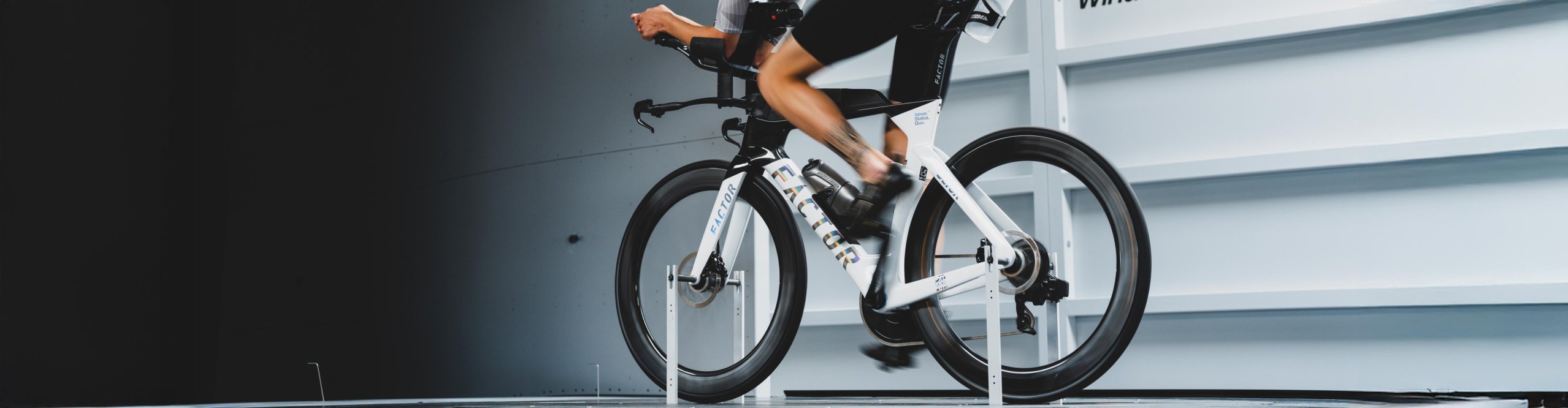 Fahrer in Aero-Position auf dem Zeitfahrrad Factor SLiCK bei einem Windkanaltest.