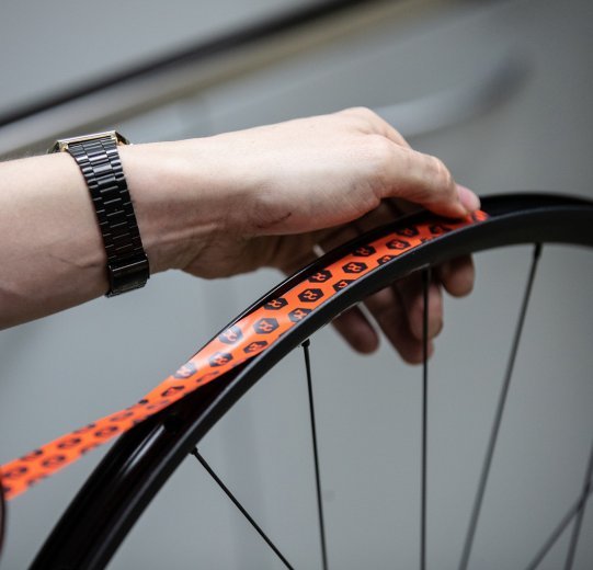 bc basic Pro Tubeless Felgenband wird auf eine Felge aufgezogen.