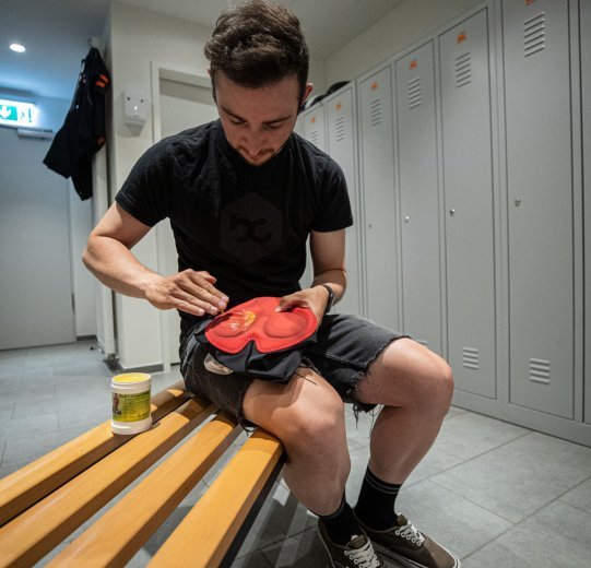 Fabian from bc Marketing applies Eule's chamois cream to his bib shorts.