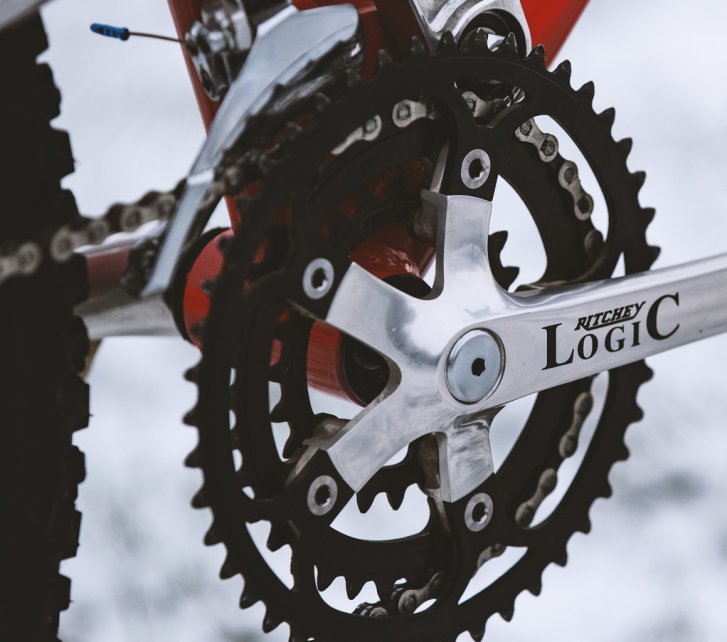 La photo montre un pédalier de VTT à 3 vitesses avec un dérailleur compatible.