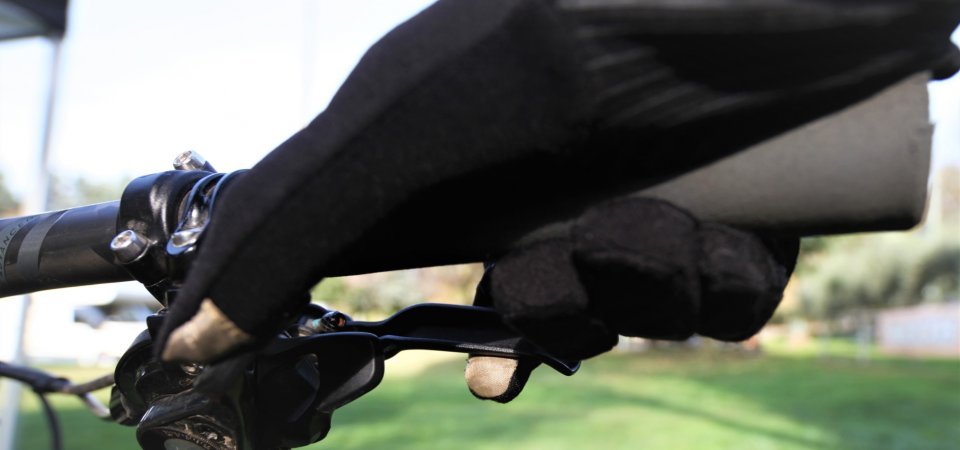 The ASSOS tiburuGloves_evo7 gloves help brake as well.