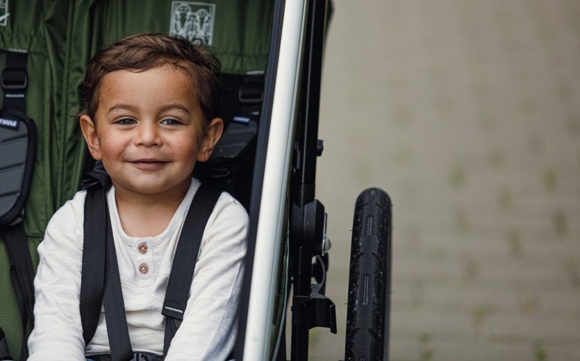 Avec le bon équipement pour ta remorque, les trajets à vélo sont un plaisir pour toute la famille.