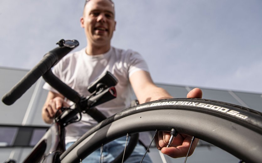 Jonas deflates his tubeless wheelset.