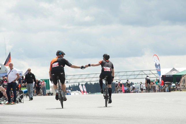 Team bike-components IV beim Fahrerwechsel. Sascha reicht den Transponder an Marc weiter.