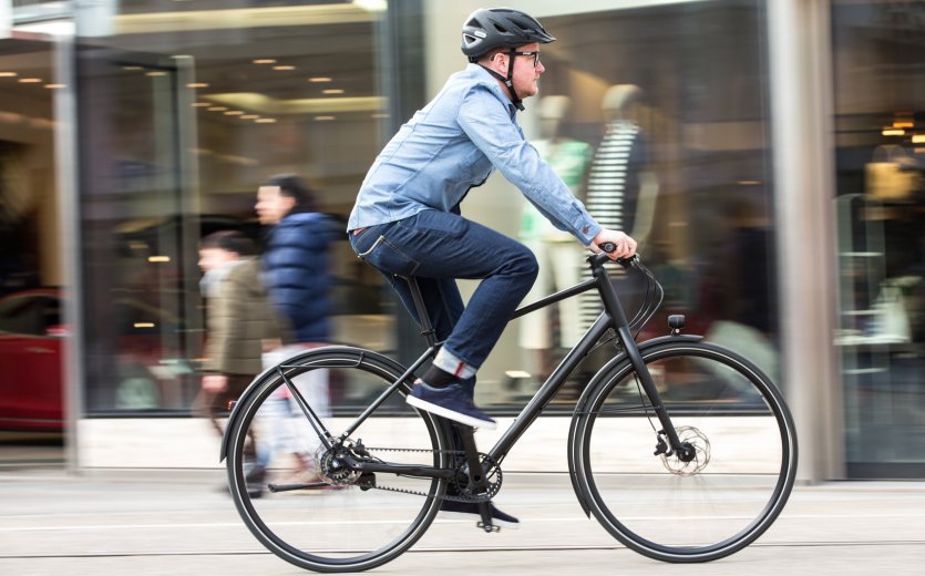 Auf dem Trekking- oder Commuterrad ist die Sitzposition häufig deutlich aufrechter und entspannter als auf den Performance-orientierten Bikes.