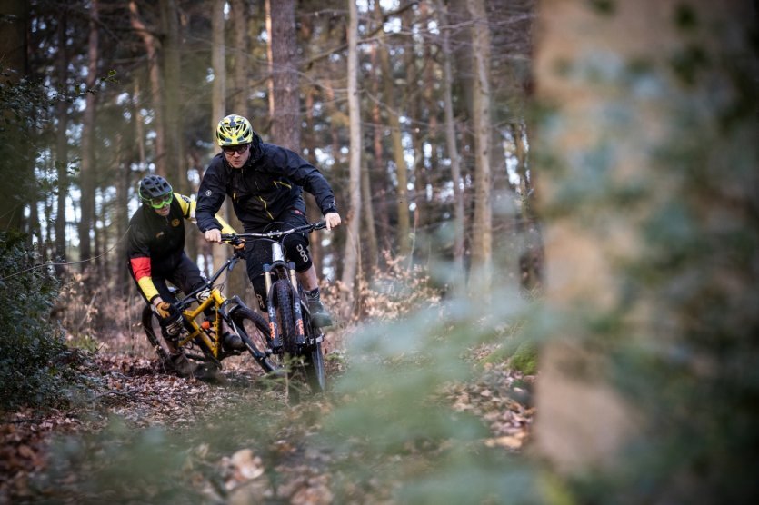 Waldboden Matschig Kurve Zwei Mountainbiker