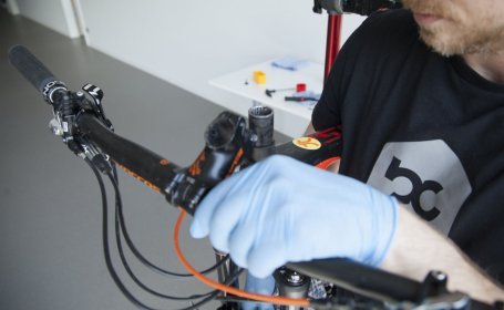 A mechanic detaches the stem from the steerer tube. 