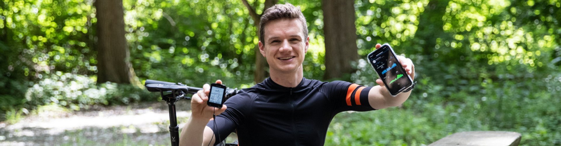 Christof, de gestión de productos de bc, sosteniendo frente a la cámara un ciclocomputador Garmin Edge y su smartphone, que muestra sus datos de rendimiento.