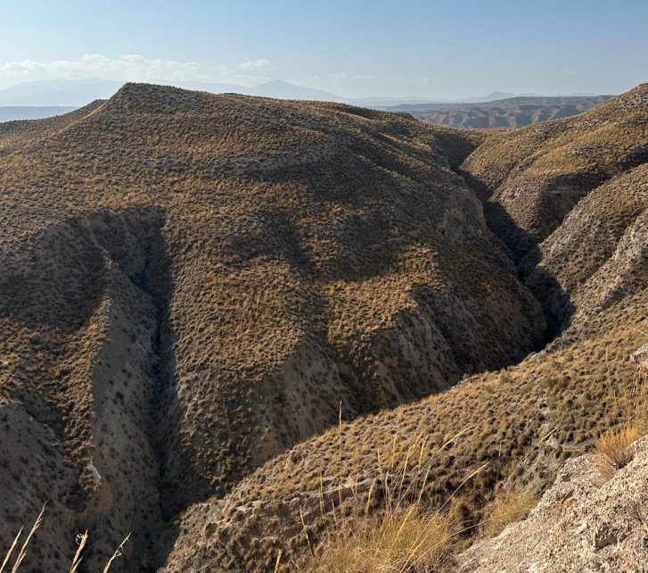 Eine gebirgige Naturlandschaft in der Wüste Südspaniens