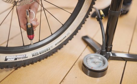 4. Pumpe lösen & Ventil wieder schließen