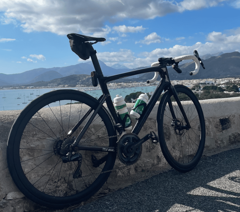 Ein Specialized Tarmac SL 7 steht angelehnt an eine Mauer einer Küstenstraße Mallorcas.