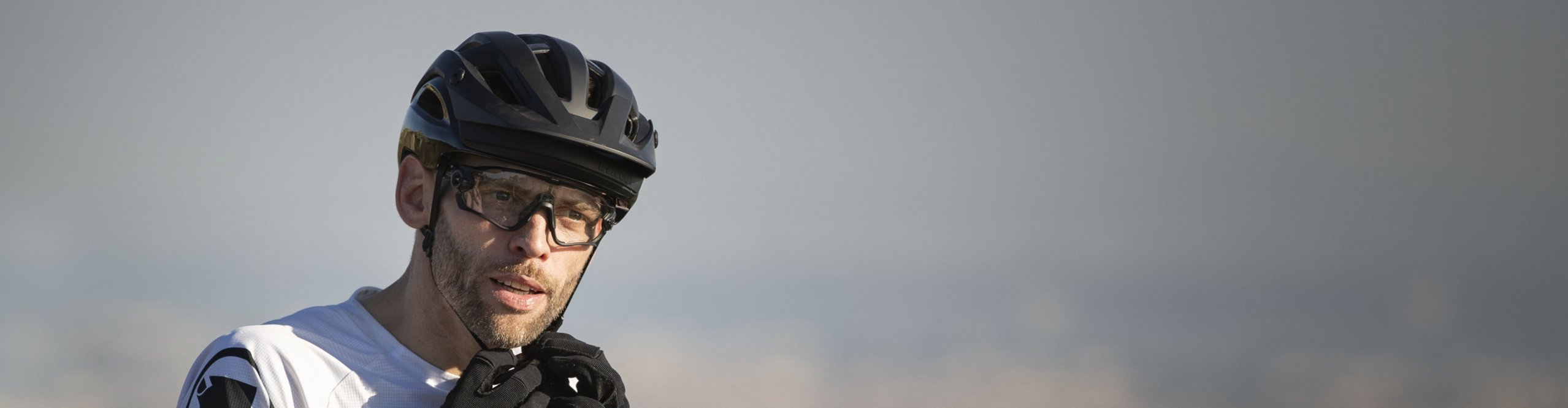 Giro MTB Helm wird verschlossen