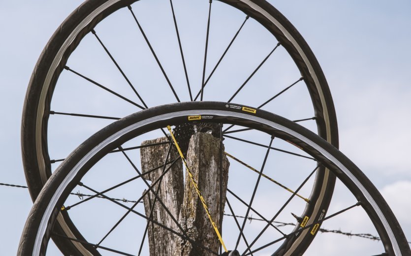 Mavic UST Road Tubeless. A setup that is both fast and provides grip while increasing puncture protection. Go Road tubeless in our shop at bike-components.de.