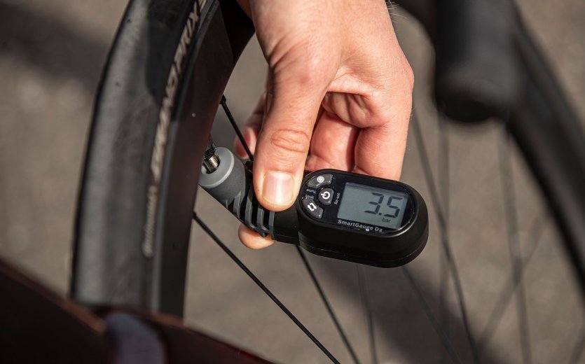 Jonas measures the air pressure of his tyre with a digital gauge. 