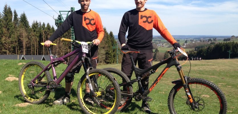 Rainer und Bene beim Endurorennen in Baraque Fraiture (Belgien) beim posieren auf einer grünen Skipiste mit ihrem Scott Genius LT tuned und Liteville 301