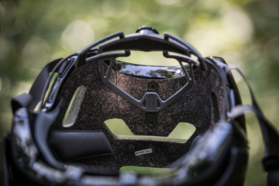 The Endura Singletrack II helmet available at bike-components.de. It is lightweight, reliable and very safe all while being very breathable. Get yours today at a great price.