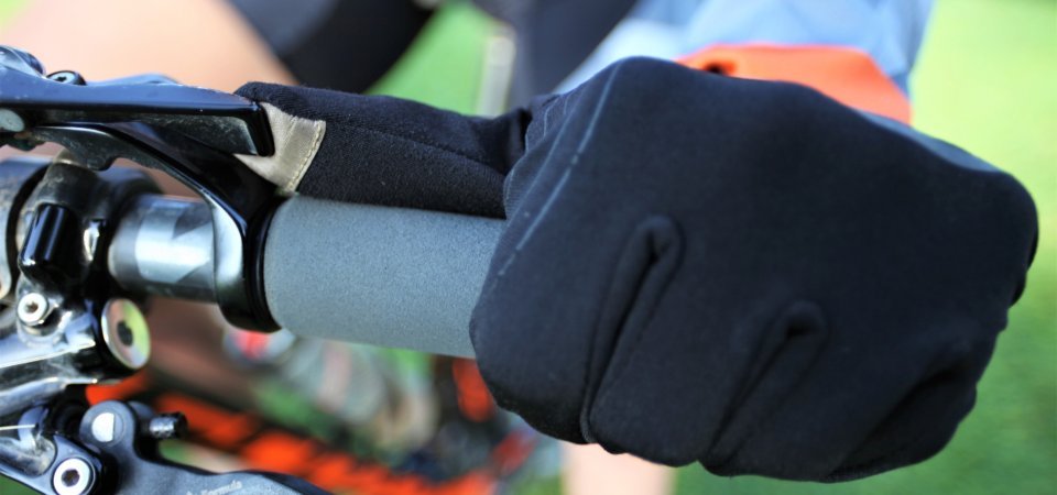 The ASSOS tiburuGloves_evo7 gloves help actuate my dropper post.