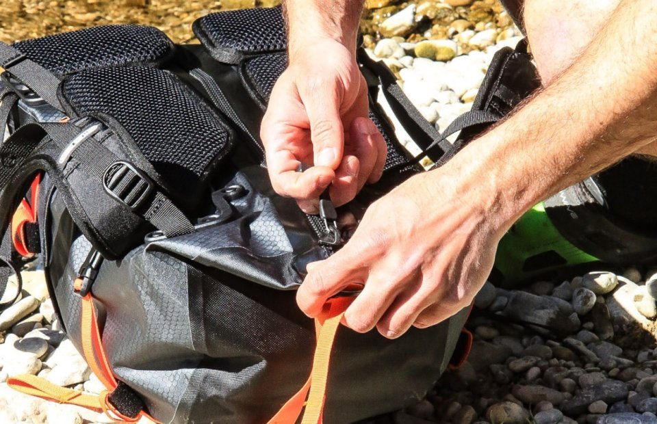 Der Ortlieb Atrack ist wasserdicht trotz rückenlangem Reißverschluss.