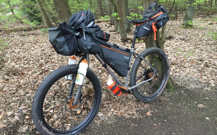 Mein Salsa Fargo Monstertruck bepackt mit den Ortlieb-Bikepackingtaschen.