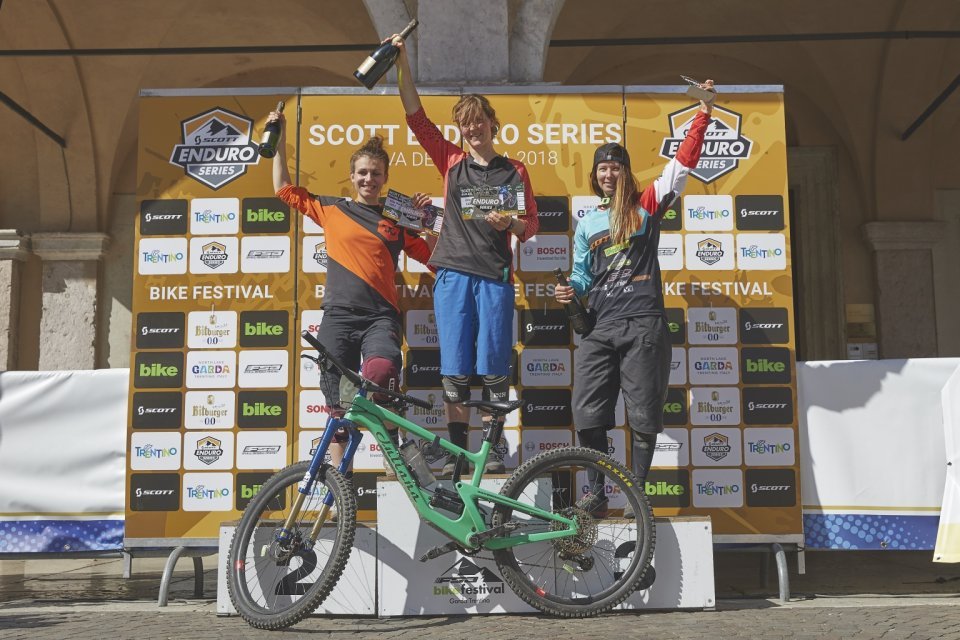 Das Podium der Scott Enduro Series in Riva del Garda 2018: Tanja Naber gewinnt vor Theresia Schwenk und 