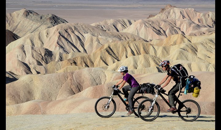 Matthias und Caro auf dem Fahrrad am Zabriskies Point, Death Valley