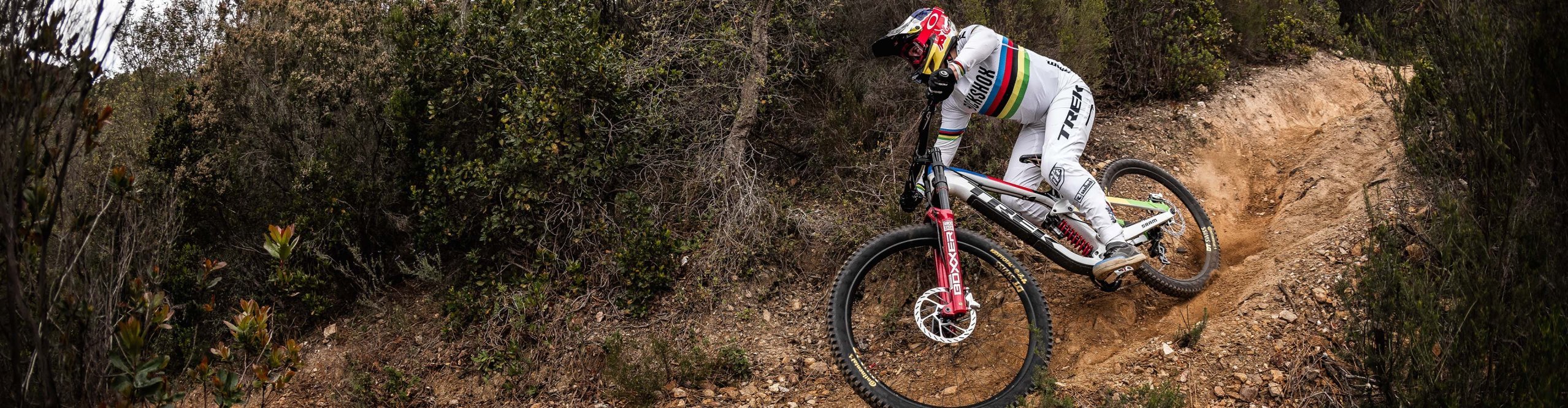 Mountainbikerin fährt einen Downhill-Trail 
