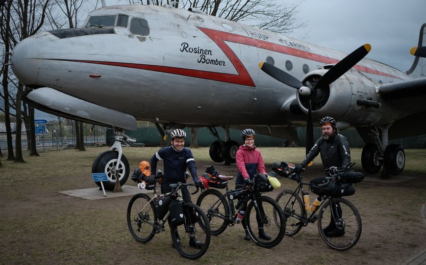 Marcel, Linda und Christian vor dem Rosinen Bomber am Start des Candy B. 