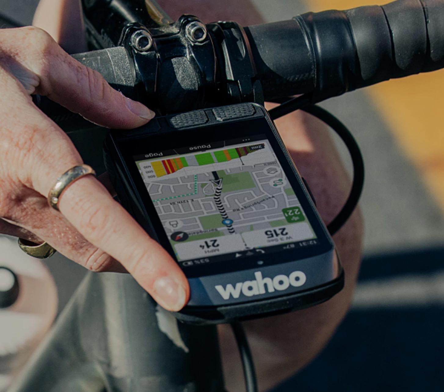 Ciclocomputador GPS Wahoo ELEMNT ACE en el manillar de una bicicleta de carretera con navegación durante la ruta