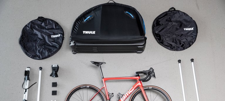 Valise pour vélo en softshell avec un pied d'atelier intégré, qui facilite grandement les voyages avec ton vélo.