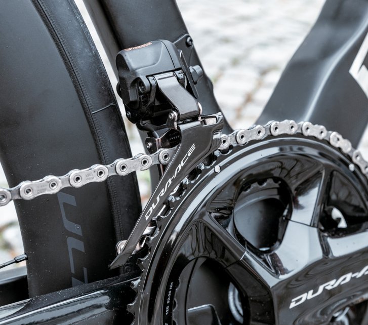 Abgebildet ist ein am Rennrad montierter Shimano Dura-Ace Di2 Umwerfer.