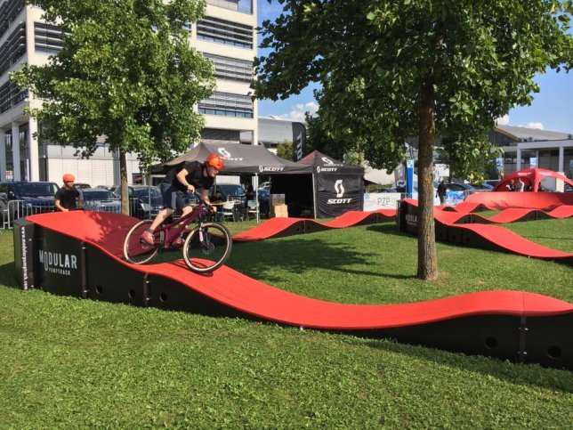 Ferdinand dreht eine Runde auf dem Pumptrack vor dem Messegelände.