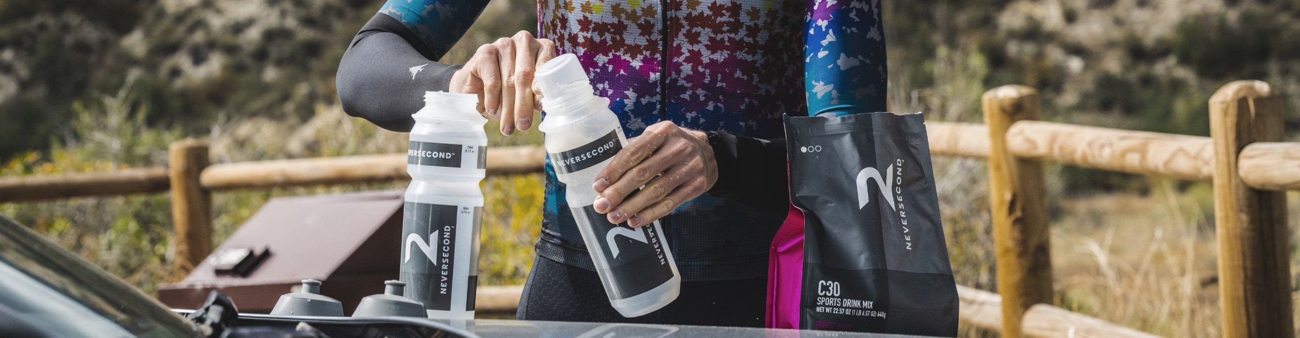 Radfahrer füllt Neversecond Energy Pulver in Trinkflaschen 