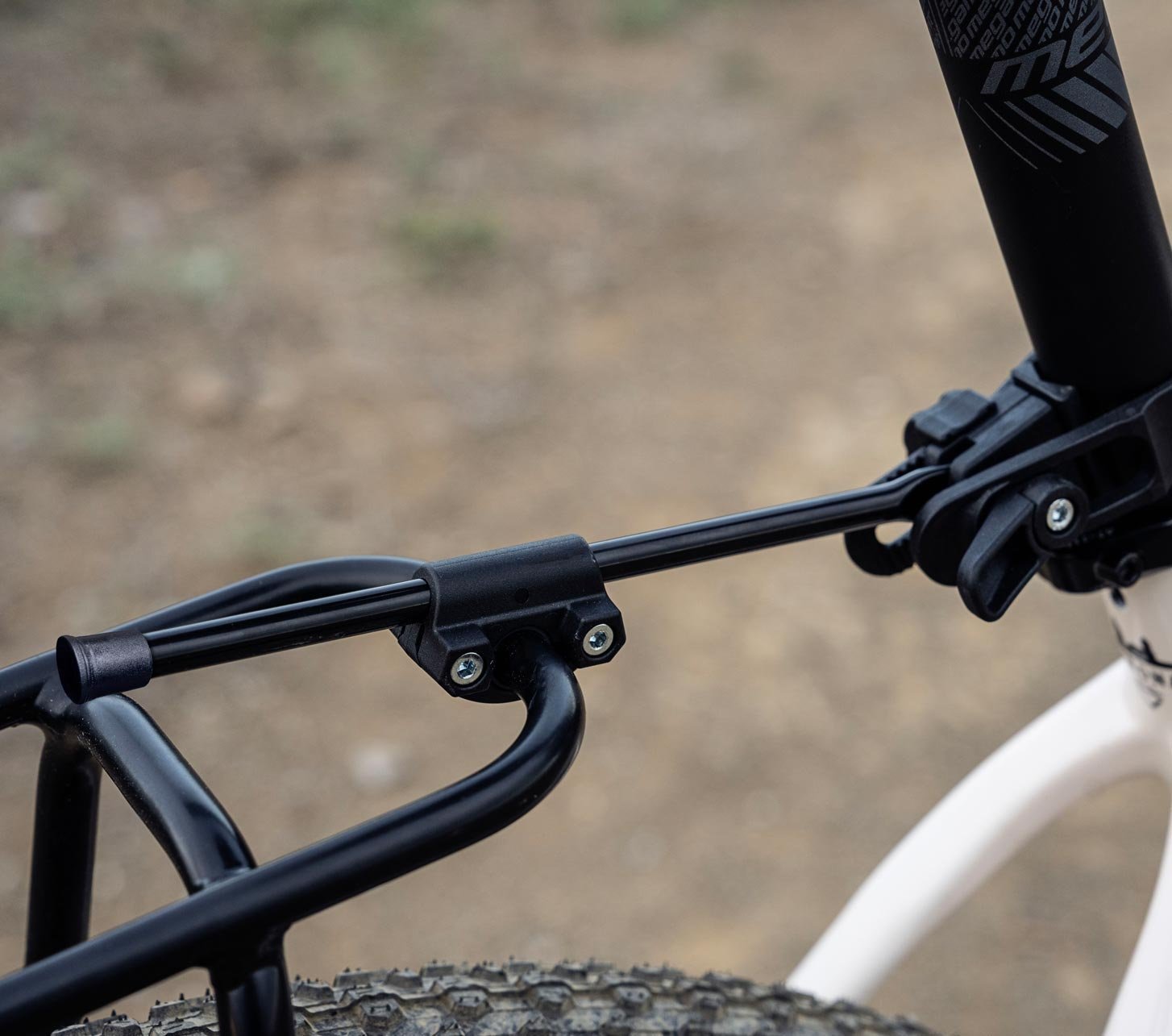 Ortlieb Ersatzteile – Montage einer schwarzen Haltestange am Fahrrad-Sattelrohr und Gepäckträger im Detail