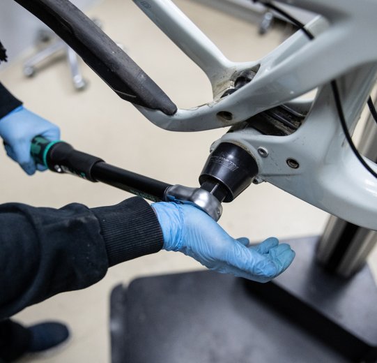 En la imagen se aprecia la instalación de un rodamiento interior en una bicicleta de montaña Santa Cruz, con la ayuda de una herramienta de rodamientos interiores FSA.