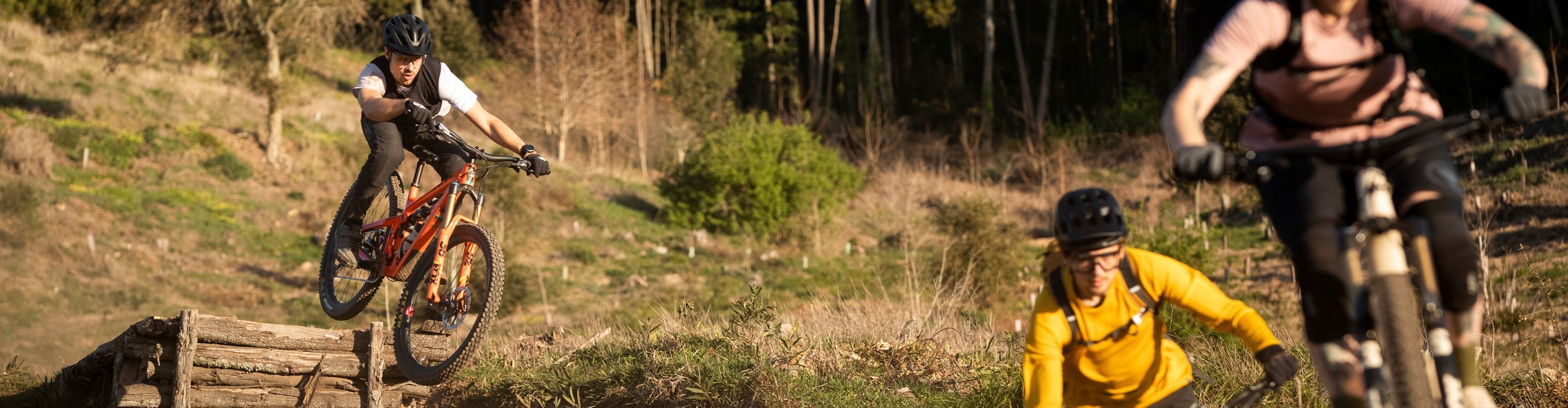 Georg von bc spring mit seinem Yeti über einen Kicker