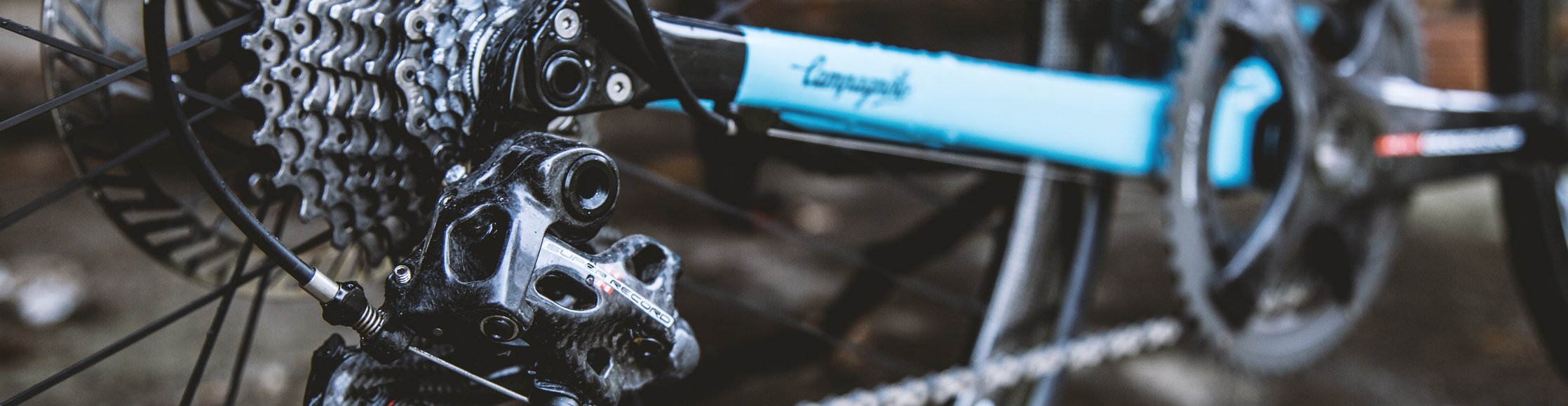 Campagnolo Super Record Rennradschaltung an hellblauem Fahrrad