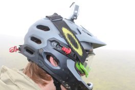 Trailtrophy Lenzerheide Helmtest Bell Super 2R Verschlusse Kinnbügel offen