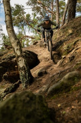 Berno heizt auf einem E-MTB einen Trail hinunter