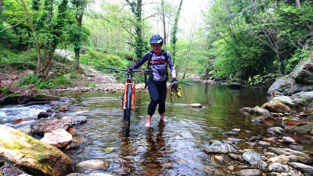 Abenteuerliche Bachdurchquärung mit Bike, Theresia Schwenk