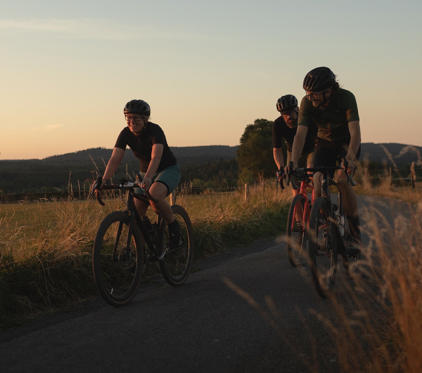SRAM Gravel Biker bei Sonnenuntergang