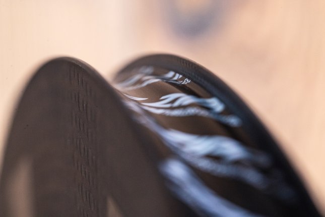 Detailfoto: Das Felgenbett einer Zipp-Carbon-Hookless Felge: Man erkennt die glatte Seitenwand des Felgenbetts.