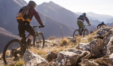 Las mochilas con protección integrada protegen la espalda mientras se practica el ciclismo de montaña.