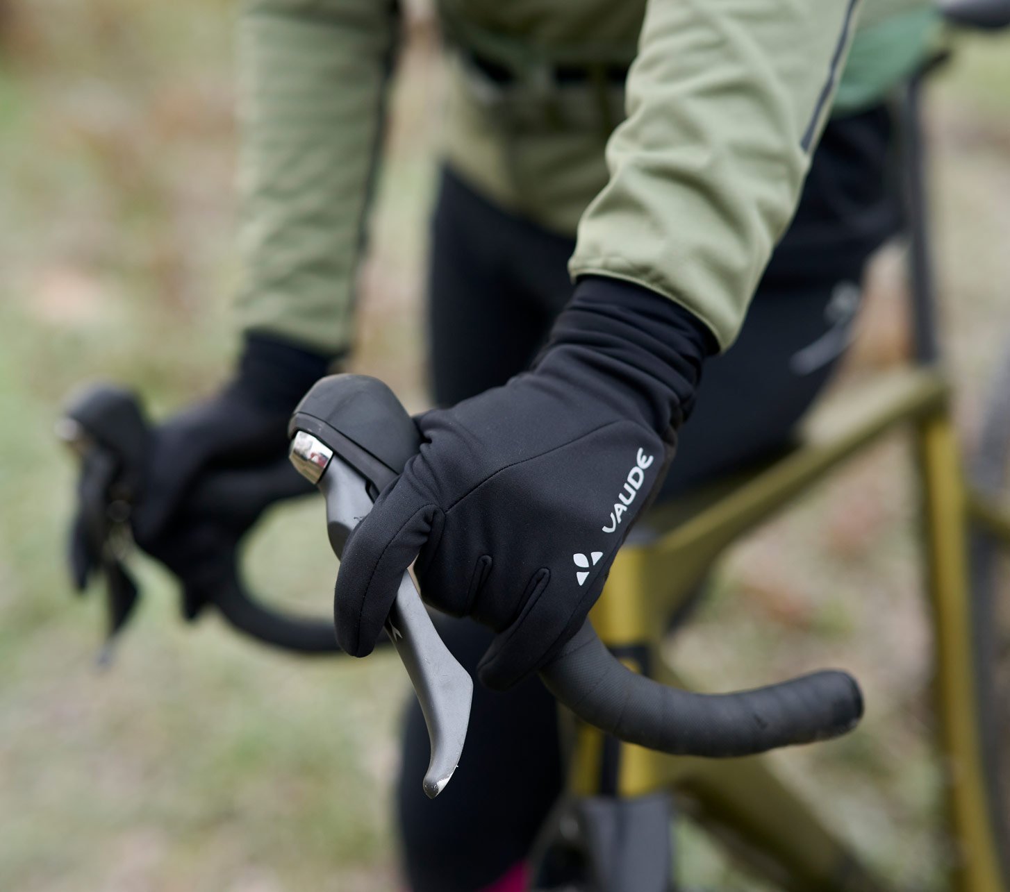 Detailaufnahme von Händen mit Vaude Handschuhen die an einen Dropbar-Lenker greifen