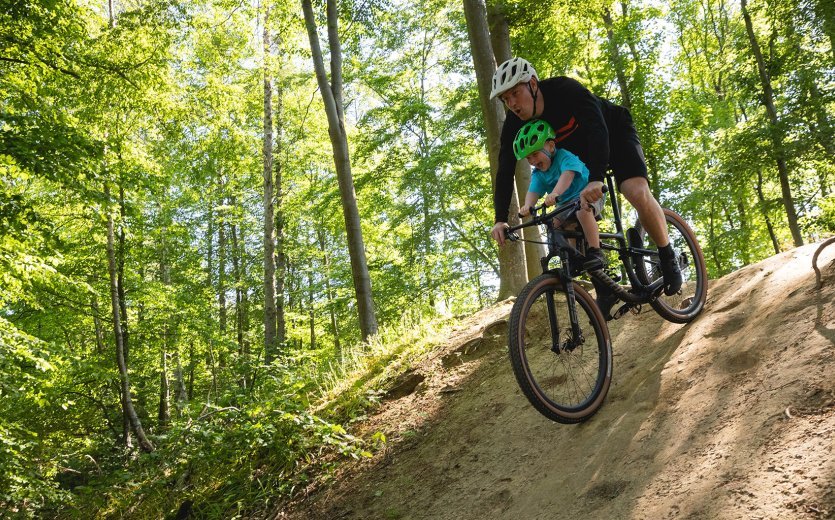 La silla para niños Shotgun también es un método excelente para que tu hijo se entusiasme por el ciclismo de montaña a una edad temprana.