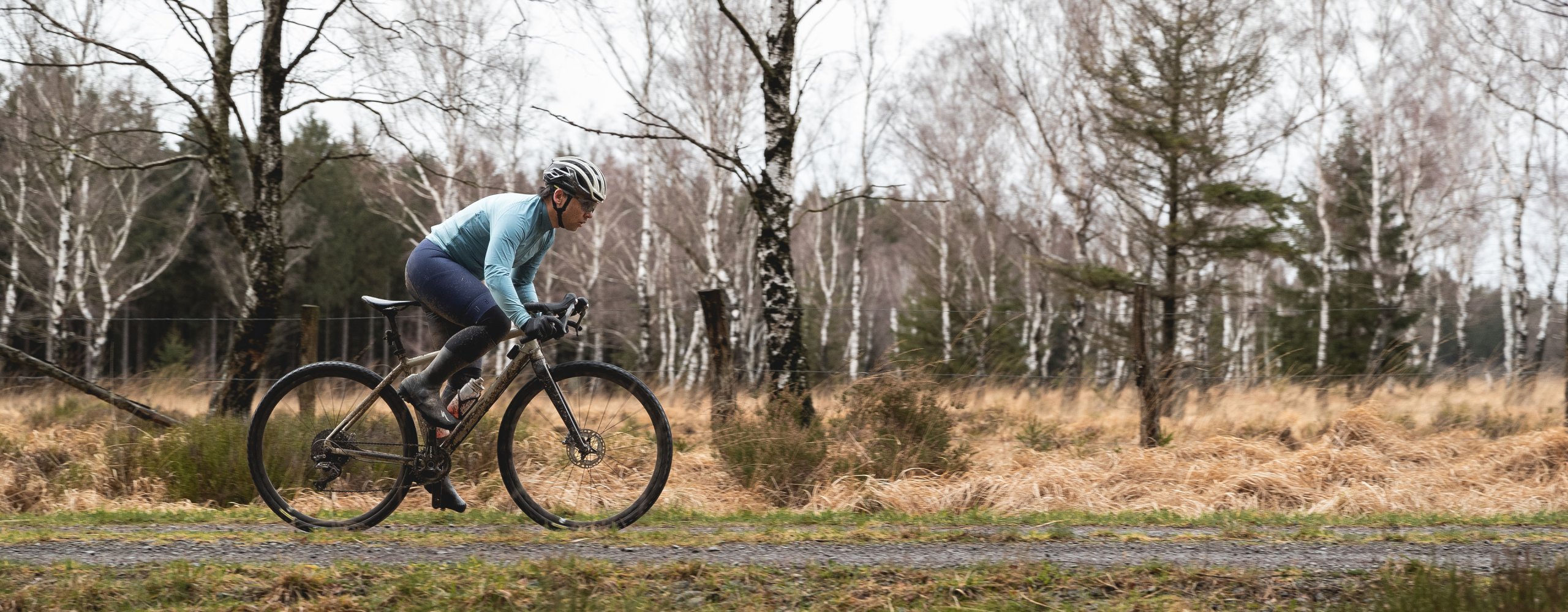 Gravelfahrer fährt auf seinem Gravelbike in Bekleidung für den Winter