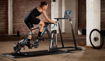 Indoor cycling con accesorios y Zwift: Así empiezas en mundos de entrenamiento virtuales