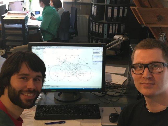 Nicolai Produktmanager Marcel erklärt die Geometrie des ION 16