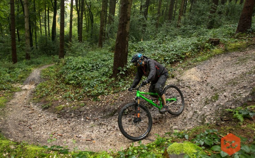 Wet rocks, a true test for suspension and rider.