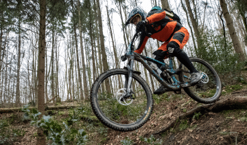 Mountainbiker Wurzel Sprung