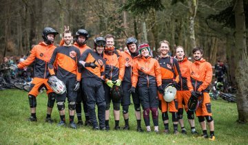 Die bike-components Mitarbeiter beim Superplastik Enduro Cup Rennen in Esneux, Belgien